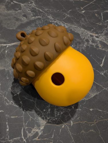 Distributeur de nourriture en forme de gland marron