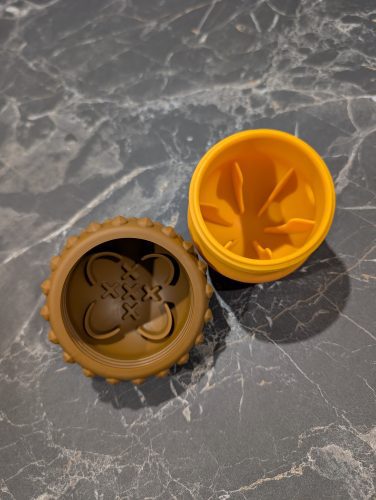 Distributeur de nourriture en forme de gland marron – Image 2